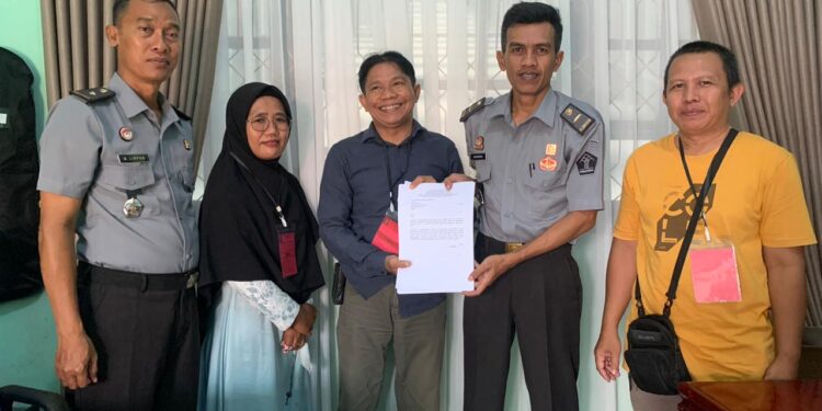 FOTO: MATAKALTENG- Lapas Sampit terima formulir pendaftaran calon Anggota KPPS lokasi khusus dari PPS Kelurahan Sawahan.