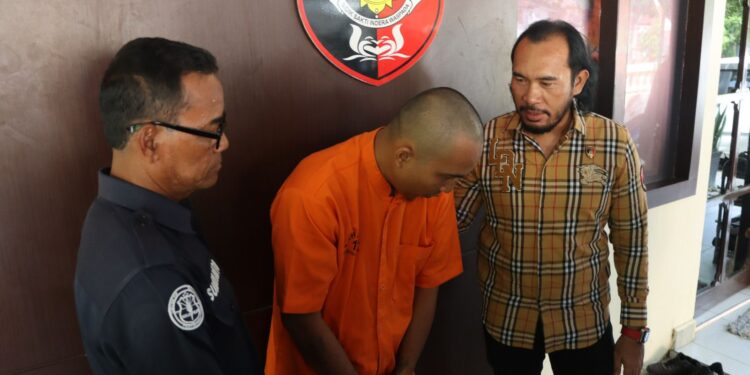 FOTO: MATAKALTENG - Terduga pelaku FY pada saat dihadirkan dalam press release Polresta Palangka Raya.