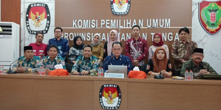 Foto: MATAKALTENG - Anggota KPU Provinsi Kalimantan Tengah Divisi Sosialisasi Pendidikan Pemilih, Partisipasi Masyarakat dan SDM, Harmain didampingi komisioner KPU kabupaten Kota mengumumkan rekrutmen anggota KPPS.