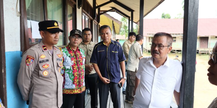 FOTO : DISKOMINFO SANTIK/MATA KALTENG - Pj Bupati Gumas Herson B Aden bersama kepala perangkat daerah terkait ketika berkunjung ke sejumlah kecamatan, belum lama ini.