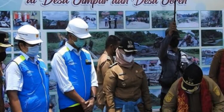 Foto:DOK/MATA KALTENG - Program listrik masuk desa yang direalisasikan pemerintah Kotim beberapa waktu lalu di Kecamatan Kota Besi.