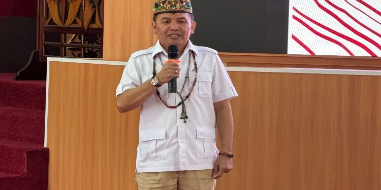 FOTO: IST/MATAKALTENG - Bakal Calon Gubernur Kalteng Agustiar Sabran saat menghadiri kegiatan Diskusi Terkait Jalan Politik, Hukum dan Kebudayaan di Aula Rahan UPR.