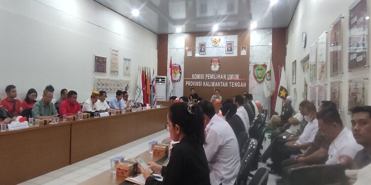 FOTO: OLIVIA/MATAKALTENG - KPU Kalteng saat mensosialisasikan tentang peraturan kampanye dan dana kampanye ke tim pasangan calon gubernur dan wakil gubernur di ruang Kantor KPU Kalteng.