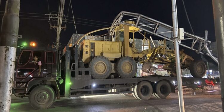 Foto: DOK/MATA KALTENG - Truk angkutan alat berat yang menyeruduk traffic light di persimpangan Jalan HM Arsyad dan Pelita Kota Sampit, Kabupaten Kotim.