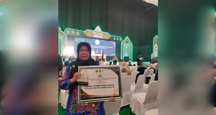 FOTO: MATAKALTENG - Kepala Bidang PPK di Dinas Koperasi dan UKM Kalteng Winarni Wijayanti saat menerima penghargaan.