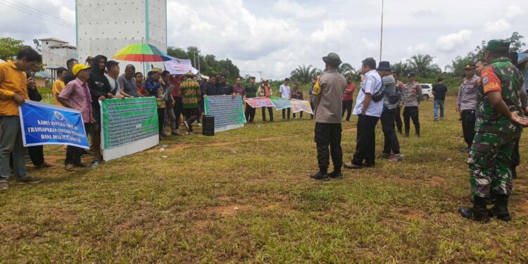 FOTO : DEVIANA/MATAKALTENG - Warga Desa Kenyala saat melakukan aksi unjuk rasa di depan kantor desa, Rabu 8 September 2024.