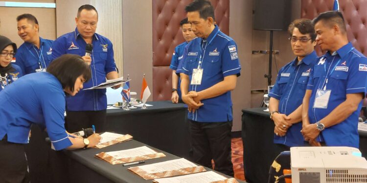 FOTO: RZL/MATAKALTENG - Ketua DPD Demokrat Kalteng, Nadalsyah, pada saat menyaksikan penandatanganan paksa integritas.