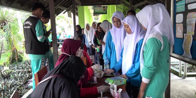 Foto:DOK/MATA KALTENG - Sejumlah pelajar di SMKN 1 Sampit saat mengikuti tes kesehatan.
