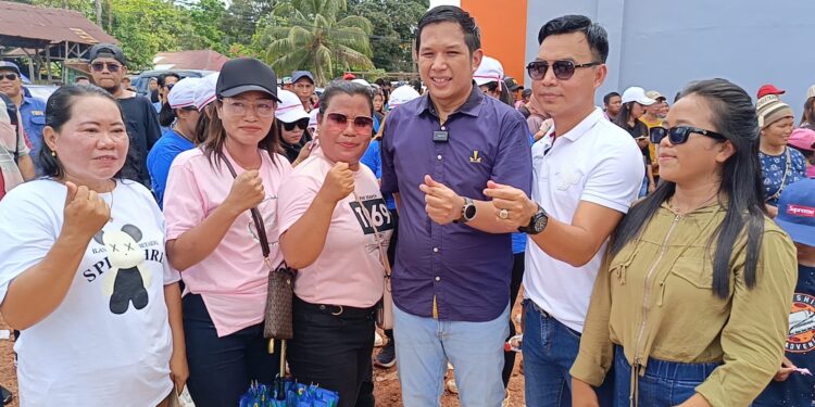 FOTO: IST/MATAKALTENG- Pasangan Cabup dan Cawabup Kotim Rudini dan Pasal saat mendatangi masyarakat Bukit Batu, Kecamatan Cempaga Hulu.