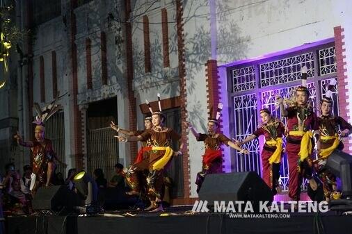 Foto: MATAKALTENG - Penampilan Tim Kesenian Kalimantan Tengah baru-baru ini turut berpartisipasi dalam acara Folklore Kota Lama 2024, yang merupakan bagian dari Festival Kota Lama Semarang di Jawa Tengah.