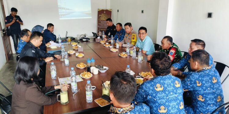 FOTO : KPU GUMAS/MATA KALTENG - Komisioner KPU Kabupaten Gumas Divisi Perencanaan, Data dan Informasi Hardiman Nainggolan didampingi Kapolres AKBP Theodorus Priyo Santosa, Plt Asisten II Champili, Komisioner Bawaslu Agus Praptomo Cahyo, dan pihak terkait, ketika memimpin rakor persiapan rapat pleno DPT pilkada tahun 2024, Selasa, 17 September 2024 sore.