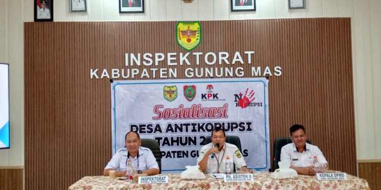 FOTO : DPMD GUMAS/MATA KALTENG - Sekda Gumas Richard yang diwakili oleh Plt Asisten II Setda Gumas Champili, bersama Auditor Inspektorat Kalteng Toni Septia, dan Kabid Pemerintahan Desa Inda Setio Wahono memberikan arahan, dalam sosialisasi perluasan percontohan program desa anti korupsi tahun 2024, di kantor Inspektorat, Rabu, 18 September 2024.
