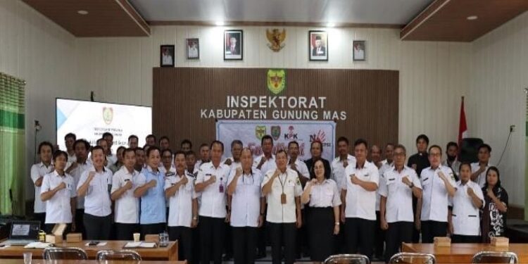 FOTO: IST/MATAKALTENG - Penyuluh Anti Korupsi memberikan Materi Anti Korupsi kepada perangkat desa.
