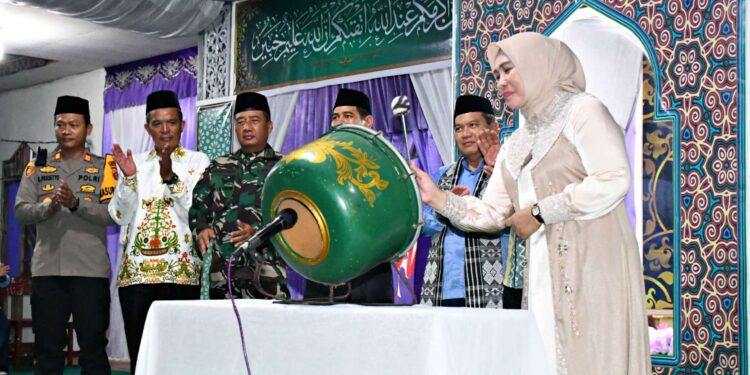 FOTO : MATAKALTENG/IST - Pj Bupati Pulang Pisau, Nunu Andriani secara saat membuka Musabaqoh Tilawatil Qur'an dan Hadits (MTQH) ke XII tingkat Kabupaten Pulang Pisau.