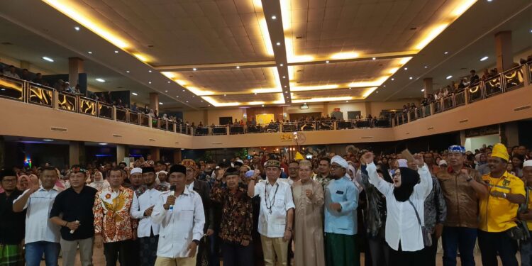 FOTO : DEVIANA/MATAKALTENG - Agustiar Sabran bersama pendukungnya, Rabu 18 September 2024.
