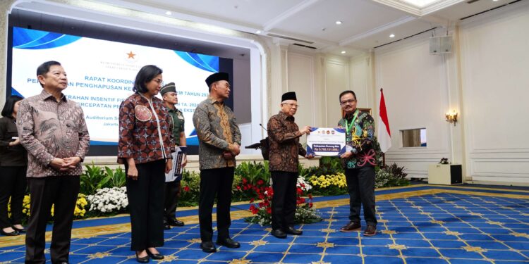 FOTO : PROTOKOL GUMAS/MATA KALTENG - Pj Bupati Gumas Herson B Aden ketika menerima secara simbolis dana alokasi insentif fiskal tahun 2024, yang diserahkan oleh Wakil Presiden RI Ma'ruf Amin, di Istana Wakil Presiden RI, Rabu, 18 September 2024.