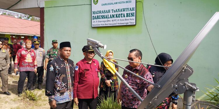 FOTO : DEVIANA/MATAKALTENG - Bupati Kotim Halikinnor dan Kadis Kominfo Kotim saat meninjau alat VSAT, Kamis 19 September 2024.