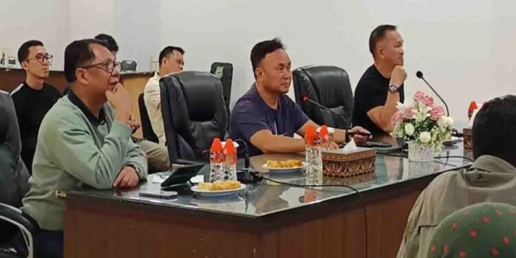 Foto: MATAKALTENG - Gubernur Sugianto Sabran bersama jajaran Pemerintah Kabupaten Kapuas saat menggelar rapat koordinasi.