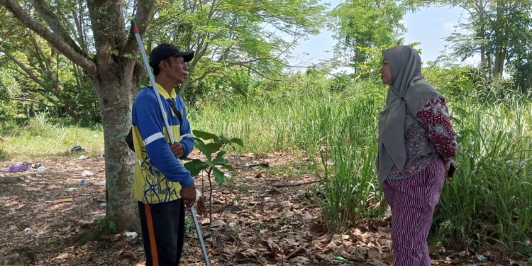 FOTO: MATAKALTENG - Lurah Panarung, Evi Kahayanti, saat berbincang dengan petugas kebersihan dalam peninjauan proyek depo sampah mini.