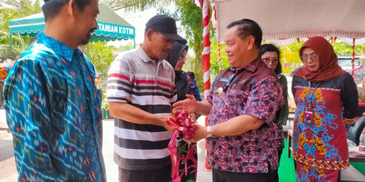 FOTO : DEVIANA/MATAKALTENG - Bupati Kotim Halikinnor usai meresmikan Klinik Cikal Bakal Rumah Sakit Hewan, Kamis 19 September 2024.