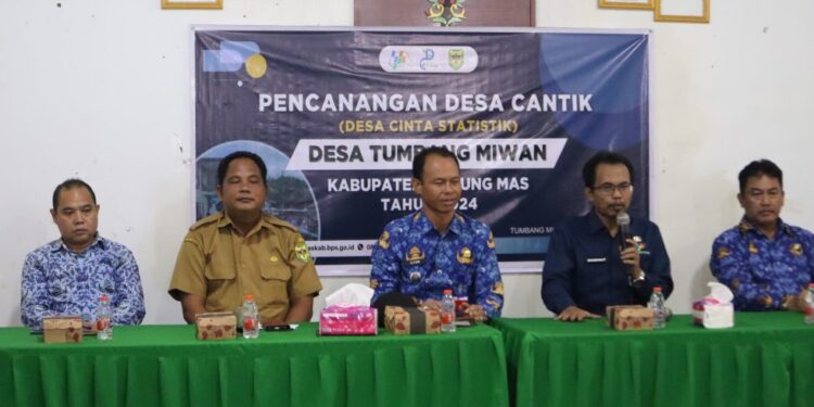 FOTO : DISKOMINFO SANTIK/MATA KALTENG - Suasana pertemuan antara BPS, Pemerintah Kecamatan Kurun dan Pemerintah Desa Tumbang Miwan, pada kegiatan pencanangan desa cantik, di kantor desa setempat, Kamis, 19 September 2024.