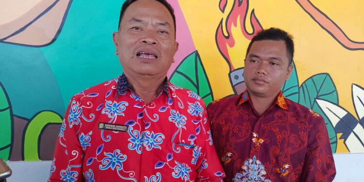 FOTO: MATAKALTENG - Kades Kenyala Sahewan Harianto bersama Sekdesnya Dalam.