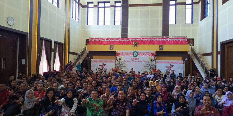FOTO : DEVIANA/MATA KALTENG - Bupati Kotim Halikinnor saat melakukan audensi denga tenaga pendidik, Kamis 19 September 2024.
