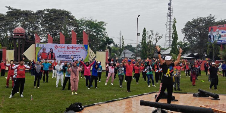 FOTO : DEVIANA/MATAKALTENG - Senam bugar yang diikuti oleh ASN di Kotim, Jumat 20 September 2024.