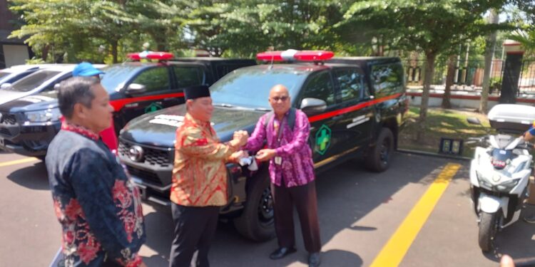 FOTO : DEVIANA/MATAKALTENG - Bupati Kotim Halikinnor saat menyerahkan mobil untuk Puskesmas di Kotim, Jumat 20 September 2024.