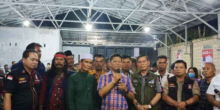 FOTO ; DEVIANA/MATAKALTENG - Willy M Yoseph saat kunjungan di Jalan Kenan Sandan, Sampit, Jumat malam, 20 September 2024.