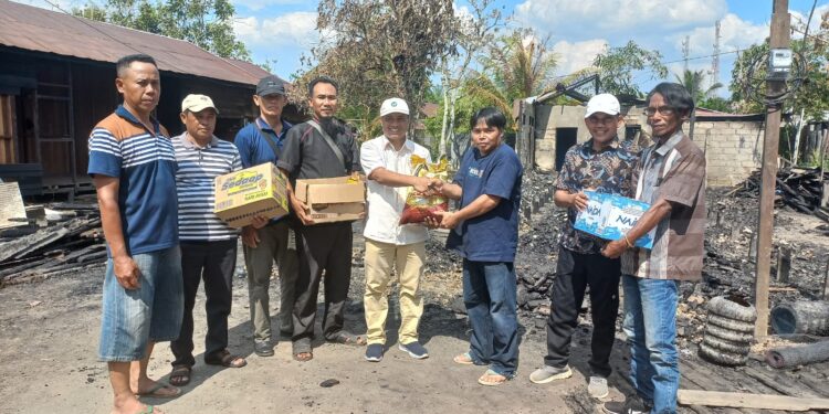 Foto: IST/MATA KALTENG - Pembagian sembako oleh tim pemenangan Agustiar Sabran untuk korban kebakaran di Kecamatan Kota Besi, 20 September 2024.