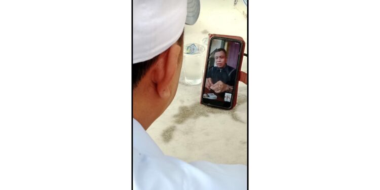 FOTO: IST/MATAKALTENG - Bakal Calon Wakil Gubernur Kalteng, H Supian Hadi saat melakukan video call bersama Panglima Jilah beberapa waktu lalu.