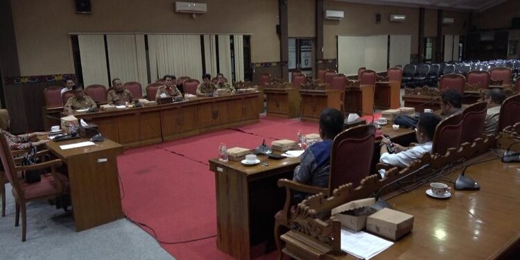 FOTO: DOK/MATA KALTENG - Rapat koordinasi DPRD Kotim bersama Dinas Pendidikan beberapa waktu lalu.