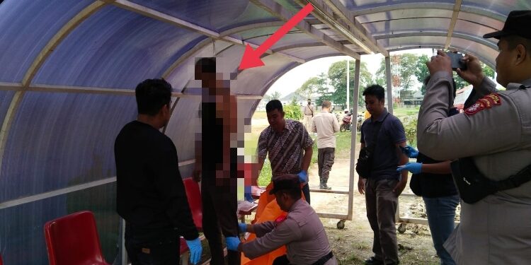 FOTO: AGUS/MATAKALTENG - MR.X korban gantung diri saat dievakuasi oleh pihak Kepolisian Polres Kotim, Minggu 22 September 2024.