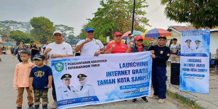 FOTO: DEVIANA /MATAKALTENG - Pj Sekda bersama pejabat lainnya saat lauching internet gratis, Minggu 22 September 2024.