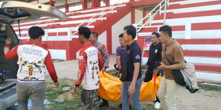 FOTO: AGUS/MATAKALTENG - Korban gantung diri saat dievakuasi oleh pihak Kepolisian Polres Kotim, Minggu 22 September 2024.