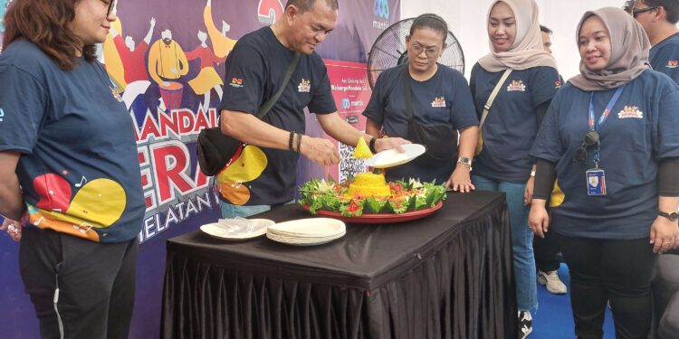 FOTO: RZL/MATAKALTENG - Para petinggi Mandala Finance pada saat prosesi pemotongan tumpeng syukuran Mandala PeRak, di halaman kantor TVRI Kalteng.