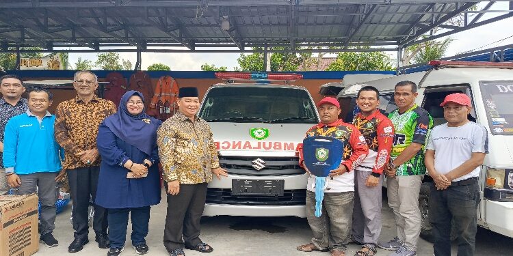 FOTO : DEVIANA/MATAKALTENG - Bupati Kotim Halikinnor bersama wakilnya Irawati saat menyerahkan bantuan ambulan, Sabtu 21 September 2024.
