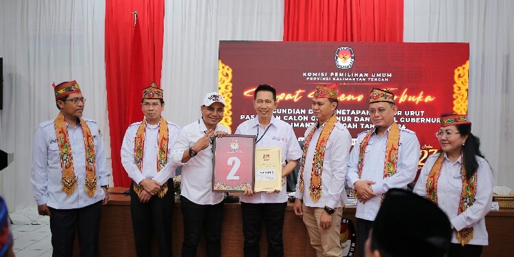 FOTO: IST/MATAKALTENG - Paslon Nadalsyah-Supian Hadi saat foto bersama dengan Anggota KPU Kalteng, di Palangka Raya, Senin 23 September 2024.