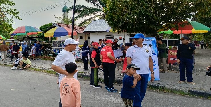 FOTO : DEVIANA/MATAKALTENG - Pj Sekda Kotim Sanggul Lumban Gaol bersama Asisten II Setda Kotim Alang Arianto saat berada di Taman Kota Sampit, Minggu 22 September 2024.