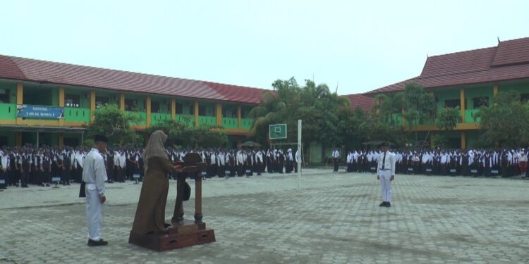 Foto: DIAN/MATA KALTENG - Upacara di SMPN 1 Sampit.