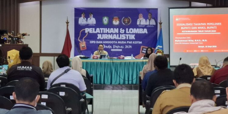 Foto: DIAN/MATA KALTENG - Ketua KPU Kotim saat memberikan matari dalam pelatihan dan Lomba Jurnalistik, 23 September 2024.