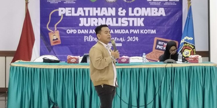 FOTO: AGUS/MATA KALTENG - Ketua KPU Kotim, Muhammad Rifki saat memberikan materi pada kegiatan pelatihan dan lomba Jurnalistik yang diadakan PWI Kotim. Senin, 22 September 2024.