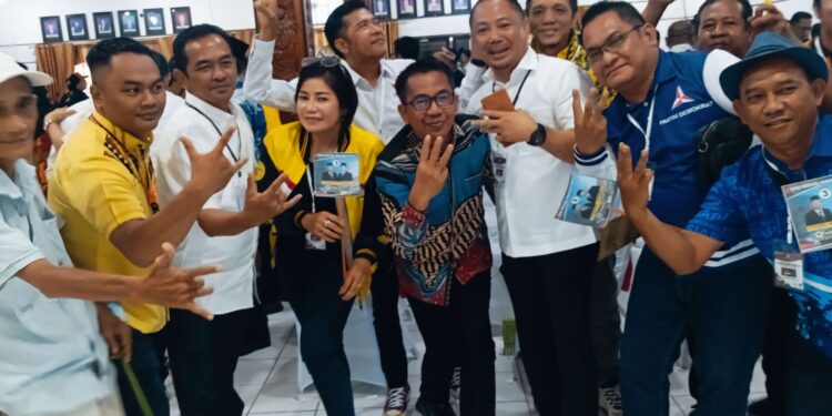 FOTO: MATAKALTENG - Pasangan Nomor Urut 3 Eddy Tanto, berswafhoto Bersama Pendukung Dan Simpatisan.