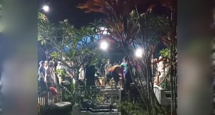 FOTO: IST/MATAKALTENG- Proses pemakaman Room di Kecamatan Mentaya Hilir Selatan. Minggu, 22 September 2024.