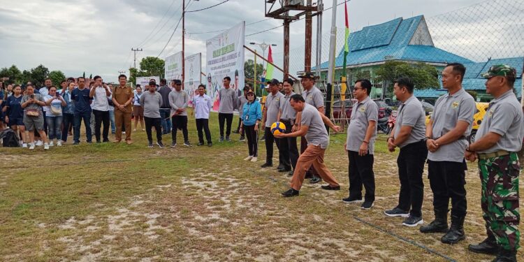 FOTO : DISKOMINFO SANTIK/MATA KALTENG - Plt Asisten II Setda Gumas Champili, Kajari Sugito, dan Kepala Disdikpora Aprianto, melakukan pemukulan bola pertama sebagai tanda dimulai even bola voli memeriahkan haornas ke-41 tahun 2024, di Lapangan Isen Mulang Kuala Kurun, Senin, 23 September 2024.