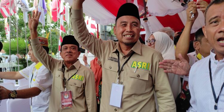 Foto: MATAKALTENG - Calon Gubernur Kalteng Abdul Razak dan Calon Wakil Gubernur Sri Suwanto bersama relawan menggelorakan nomor 4 yang menjadi nomor urutnya pada Pilkada Kalteng.