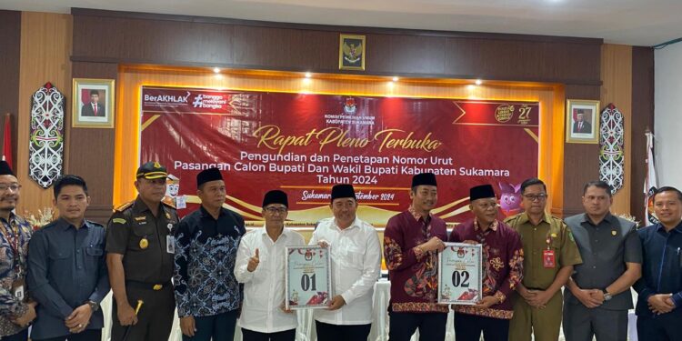 Foto : AKH/MATA KALTENG  - Dua pasangan calon bupati dan wakil bupati Sukamara saat pencabutan nomor urut di Aula KPU Sukamara.