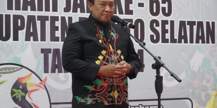 FOTO: MATAKALTENG - Wakil Gubernur (Wagub) Kalimantan Tengah (Kalteng) Edy Pratowo menjadi Inspektur Upacara (Irup) pada Peringatan Hari Jadi Ke-65 Kabupaten Barito Selatan (Barsel) Tahun 2024.
