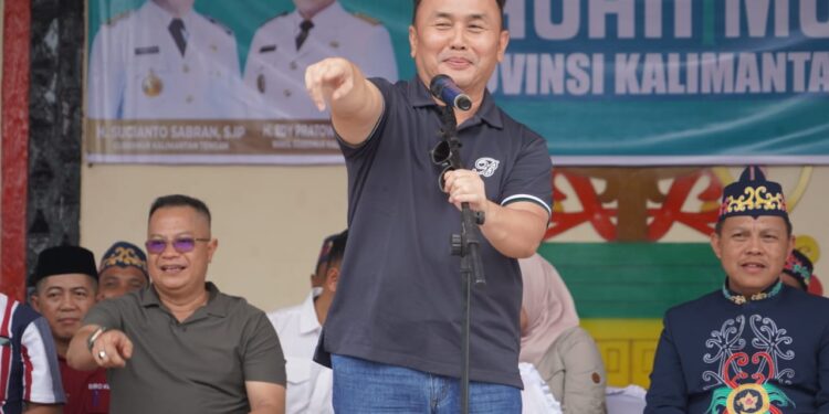 Foto: MATAKALTENG - Gubernur Sugianto Sabran saat menghadiri Pasar Murah di kawasan Iring Witu, Kecamatan Dusun Selatan, Kabupaten Barito Selatan (Barsel).